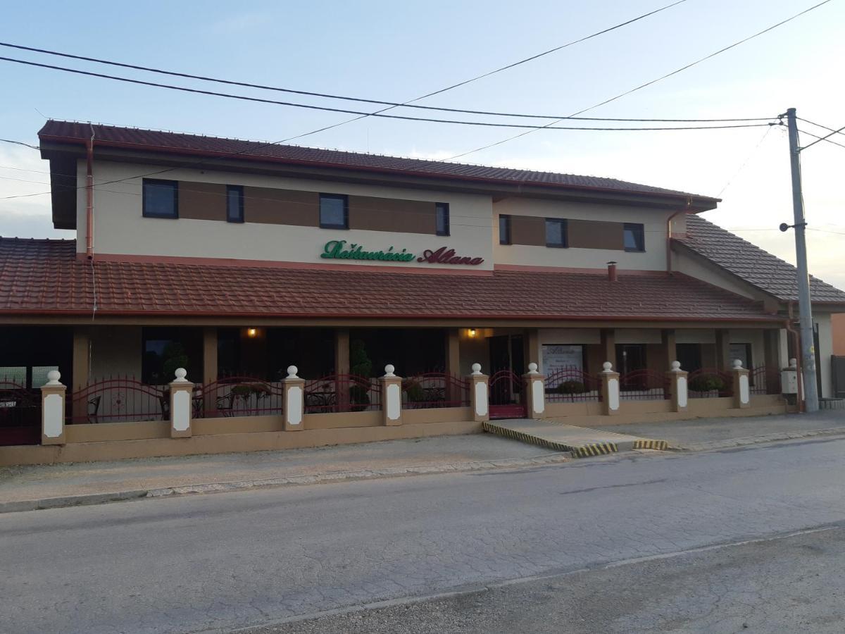 Restauracia-Penzion Altana Ludanice Buitenkant foto