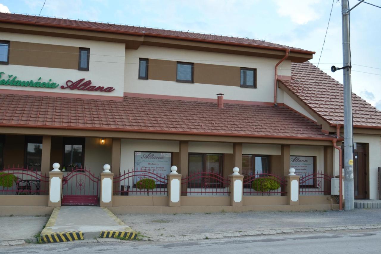 Restauracia-Penzion Altana Ludanice Buitenkant foto
