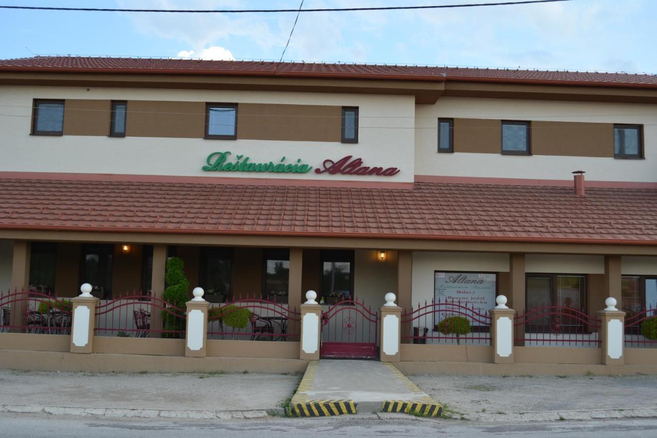 Restauracia-Penzion Altana Ludanice Buitenkant foto