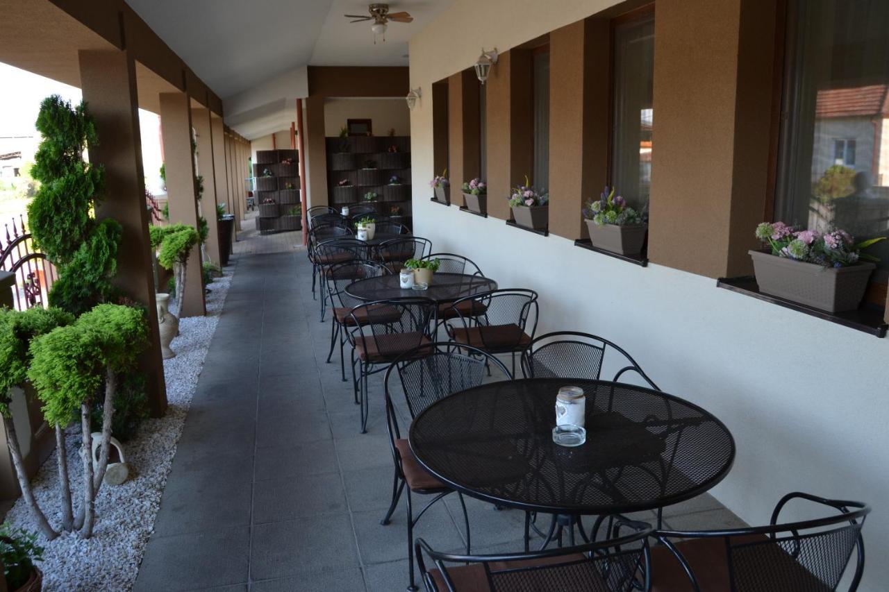 Restauracia-Penzion Altana Ludanice Buitenkant foto