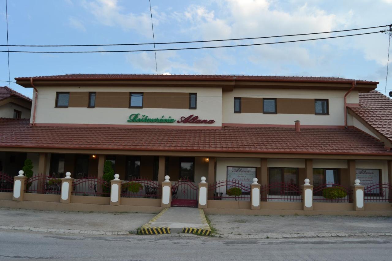 Restauracia-Penzion Altana Ludanice Buitenkant foto