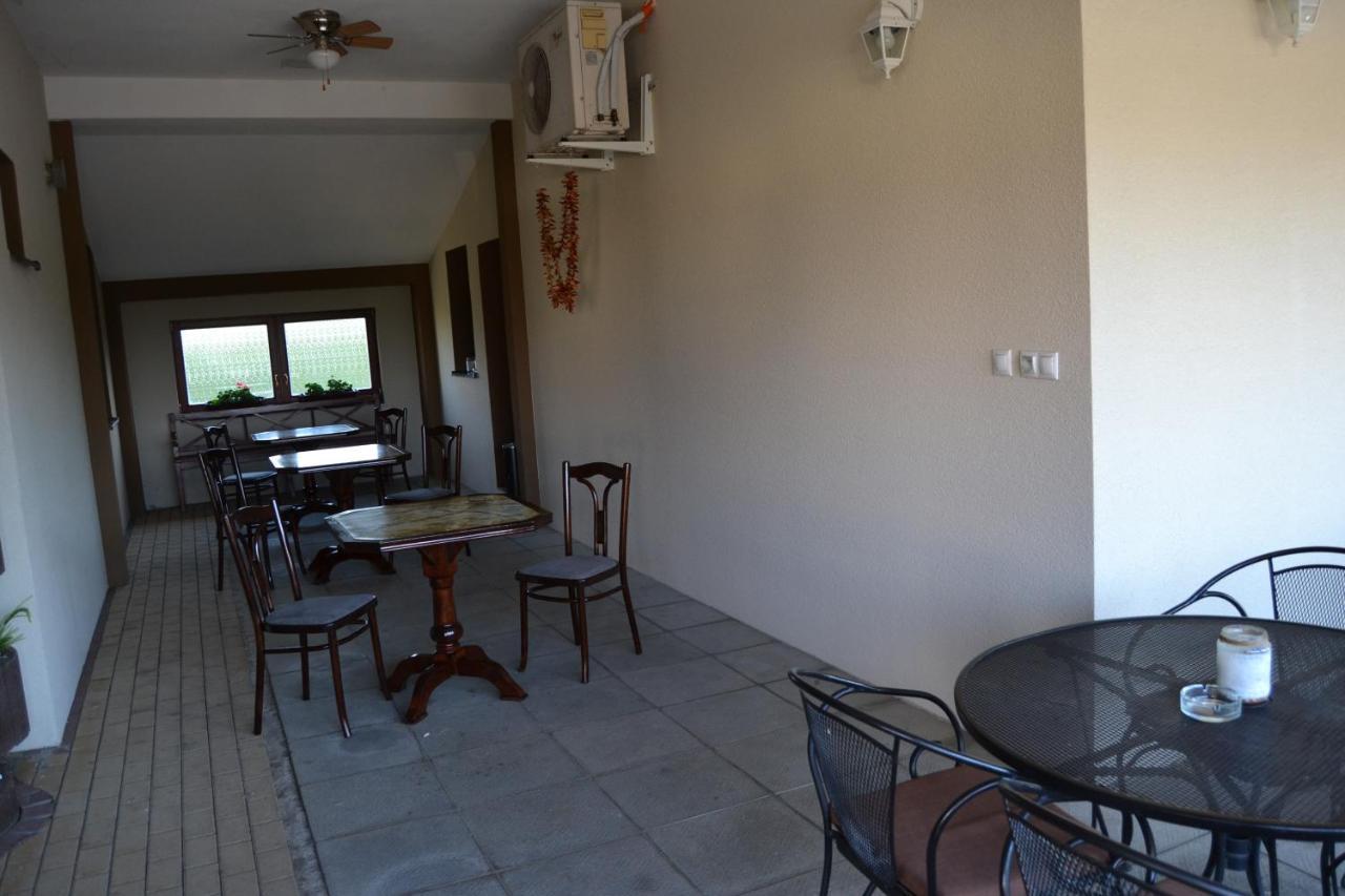 Restauracia-Penzion Altana Ludanice Buitenkant foto