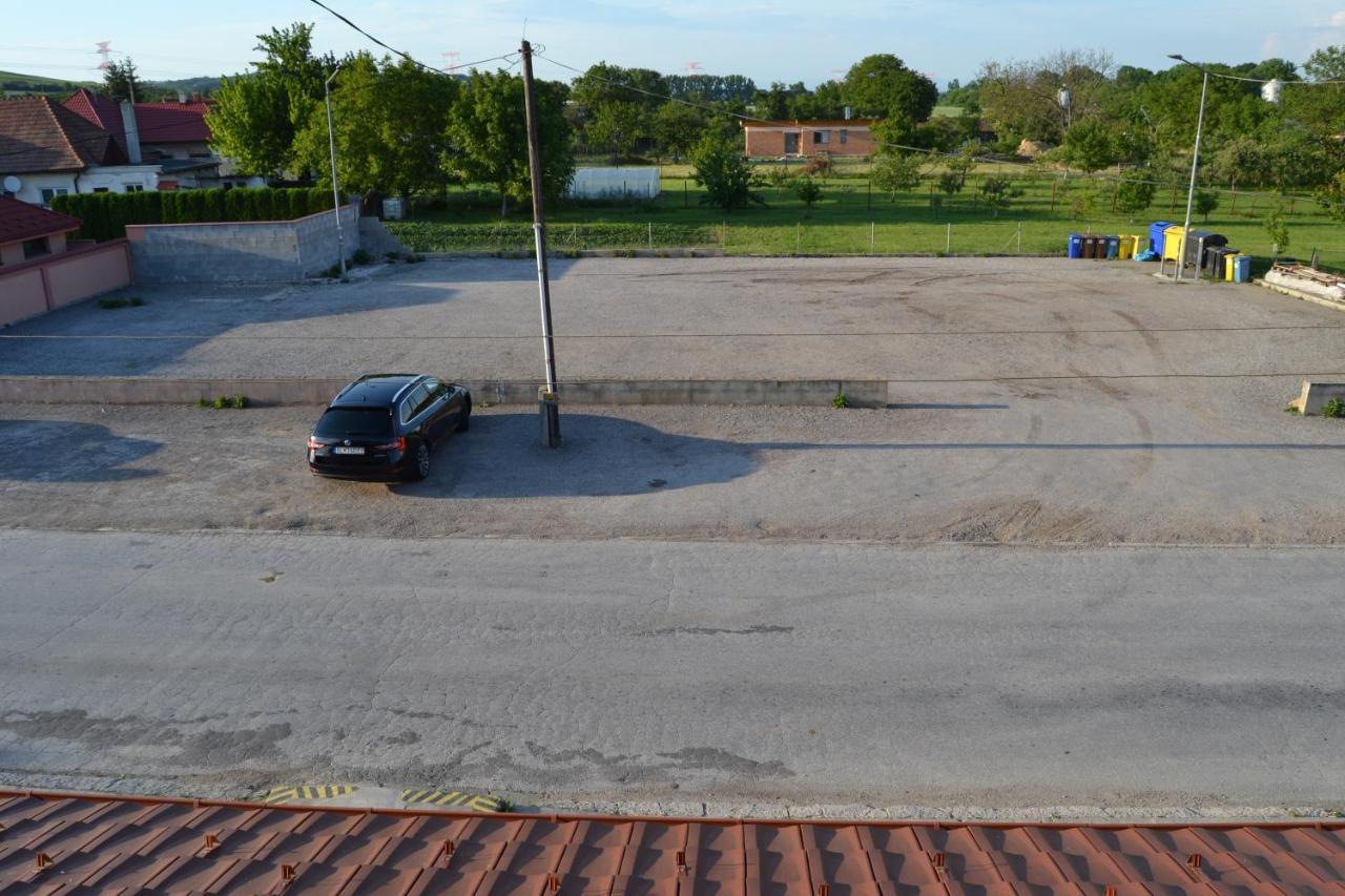 Restauracia-Penzion Altana Ludanice Buitenkant foto