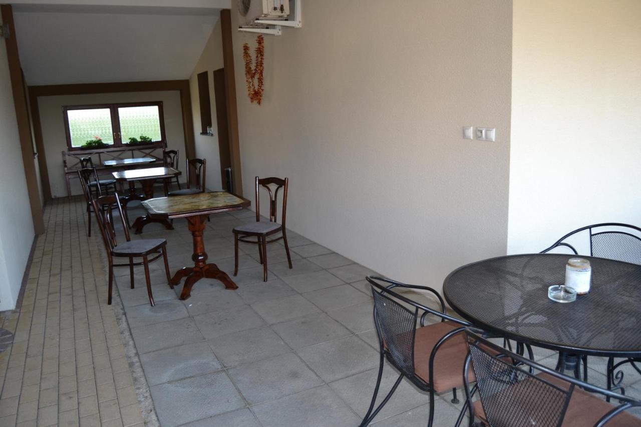 Restauracia-Penzion Altana Ludanice Buitenkant foto