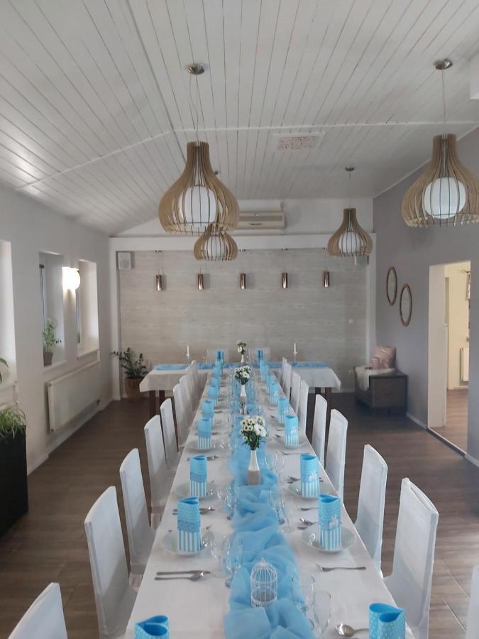 Restauracia-Penzion Altana Ludanice Buitenkant foto