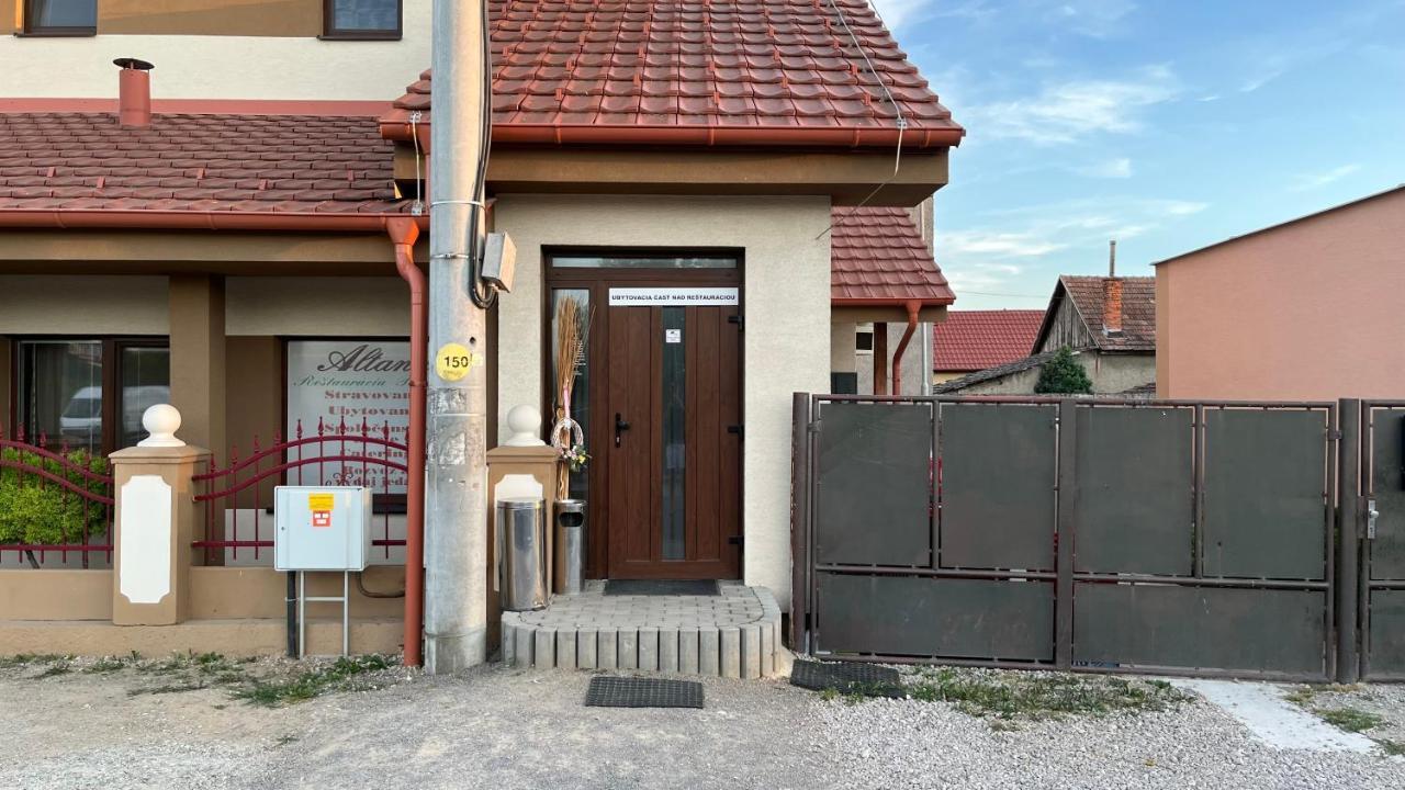Restauracia-Penzion Altana Ludanice Buitenkant foto