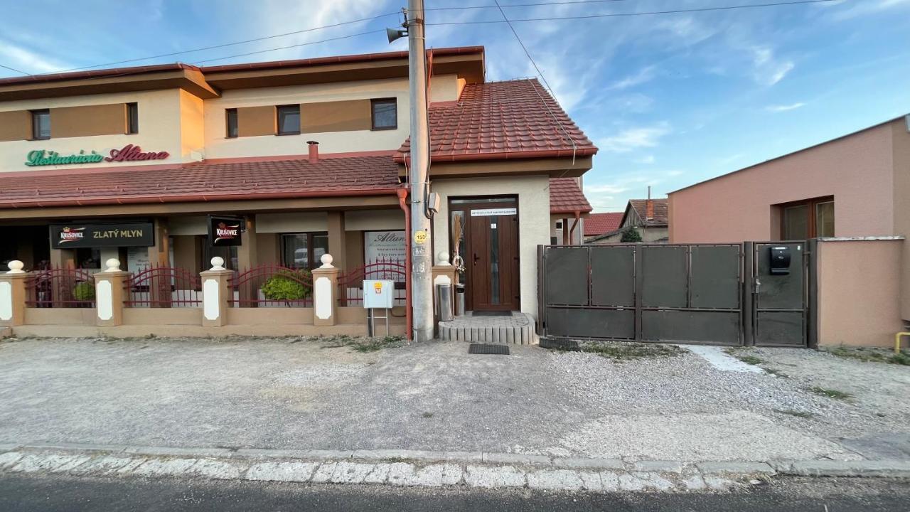 Restauracia-Penzion Altana Ludanice Buitenkant foto